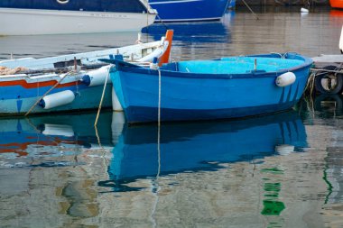 Sabahın erken saatlerinde Bari, Apulia, İtalya yakınlarındaki eski küçük şehir Giovinazzo 'da renkli ahşap tekneleri olan eski balıkçı limanı.