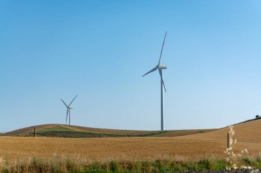 Büyük rüzgar türbinleri kuleleri olan modern rüzgar çiftliği yenilenebilir yeşil enerji kaynağı