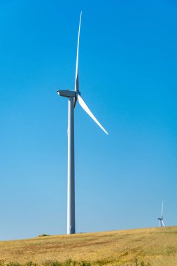 Büyük rüzgar türbinleri kuleleri olan modern rüzgar çiftliği yenilenebilir yeşil enerji kaynağı
