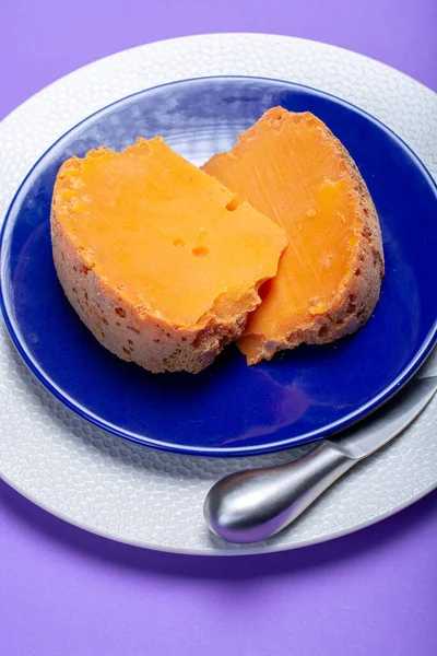 法国产的两片陈腐乳酪 在里尔生产 用特殊的乳酪螨制成灰色卷曲 — 图库照片