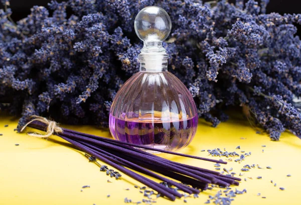 Natuurlijke Gezonde Aromatherapie Huisgeur Paarse Lavendelwierookstokjes Diffuser Gele Achtergrond Met — Stockfoto