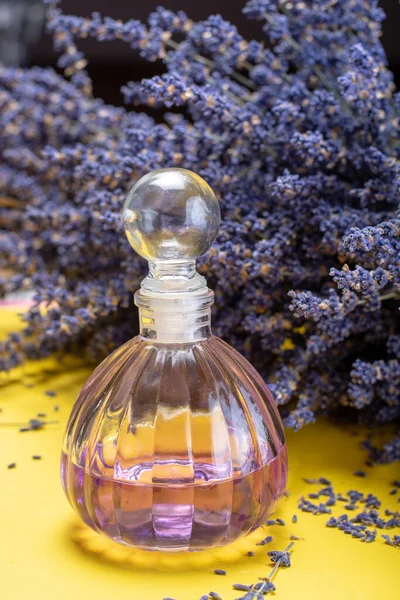 Doğal Sağlıklı Aromaterapi Kokusu Mor Lavanta Eksantrik Yağı Cam Süsleme — Stok fotoğraf