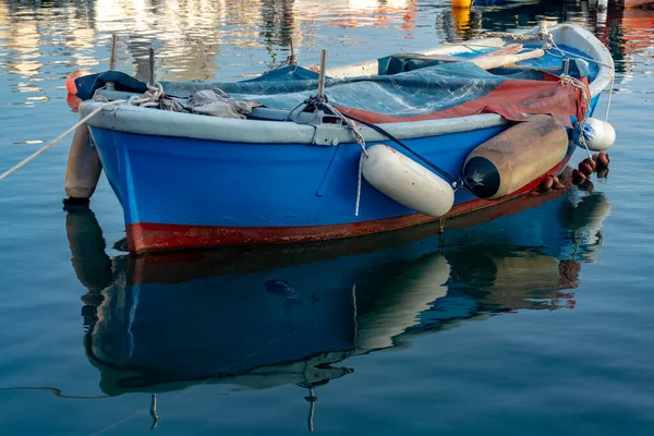 Porto Pesca Velho Com Barcos Madeira Coloridos Cidade Pequena Velha — Fotografia de Stock