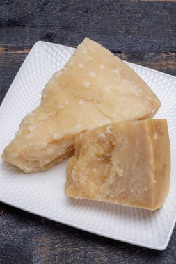 Geleneksel İtalyan yemekleri - 36 aylık mağaralarda İtalyan parmesan peyniri Parmigiano-Reggiano, İtalya 'dan