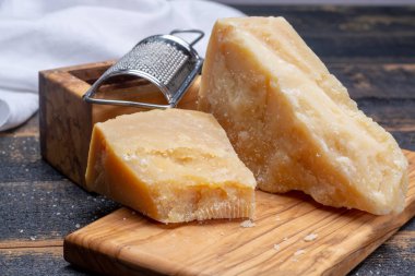 Geleneksel İtalyan yemekleri - 36 aylık mağaralarda İtalyan parmesan peyniri Parmigiano-Reggiano, İtalya 'dan