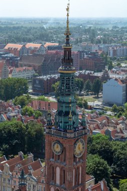 Eski şehirde kırmızı çatıları olan bir kasaba. Gdansk tepeden yapılmış. Yazın eğim-kayma etkisine sahip hava manzarası.