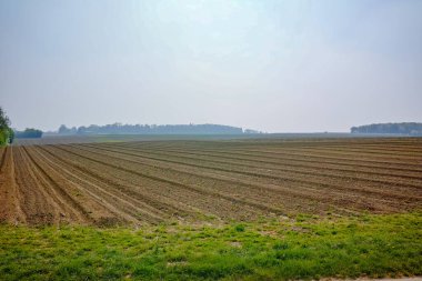 Bahar tarlaları, yeni sürülmüş tarlaları olan panorama manzarası.