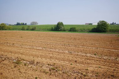 Bahar tarlaları, yeni sürülmüş tarlaları olan panorama manzarası.
