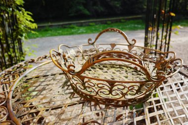 Zarif antika desenli demir bahçe mobilya seti, yüksek masa ve sandalyeler.