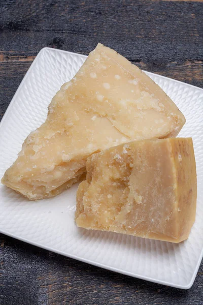 意大利传统食品 在意大利帕米加诺 雷吉亚诺的意大利硬奶酪洞穴中生存了36个月 — 图库照片