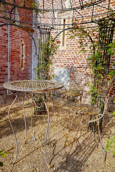 Elegante Conjunto Muebles Jardín Hierro Estampado Antiguo Mesa Alta Sillas —  Fotos de Stock