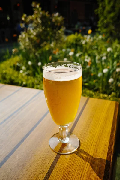 Una Birra Fredda Non Filtrata Vetro Servita Sulla Soleggiata Terrazza — Foto Stock