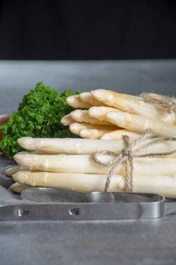 Bahar mevsimi, yeni Hollanda hasadı, Alman beyaz kuşkonmazı, çiğ beyaz kuşkonmaz.