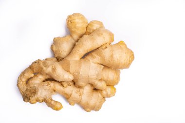 Taze büyük zencefil kökü beyaz arkaplanda izole edilmiş kopyalama alanını kapat