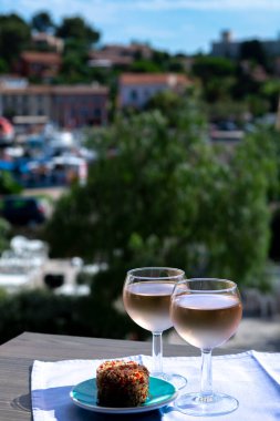 Provence, Fransa 'nın gül şarabı, açık terasta güneşli bir günde iki şarap bardağında soğuk servis edilir.