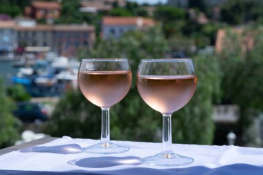 Provence, Fransa 'nın gül şarabı, açık terasta güneşli bir günde iki şarap bardağında soğuk servis edilir.