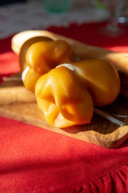 Tütsülenmiş Güney İtalya geleneksel ineği ya da ineği ve koyunu yarı yumuşak peyniri Scamorza yemeye hazır.