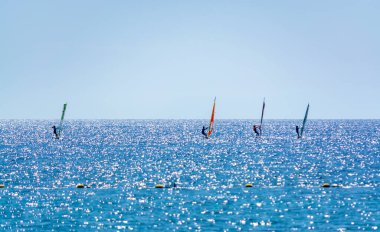 Rüzgar sörfçüleri grubu Eilat, İsrail yakınlarındaki Kızıldeniz, su sporları ve dinlenme yerleridir.