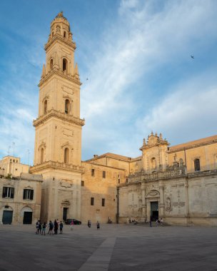 Günbatımında Lecce 'deki Duomo Katedrali, Güney İtalyan barok tarzı.