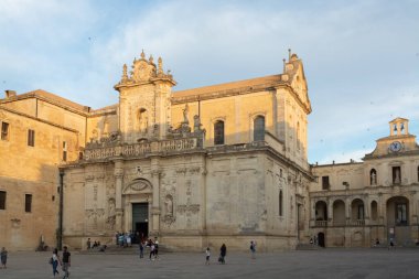 Günbatımında Lecce 'deki Duomo Katedrali, Güney İtalyan barok tarzı.
