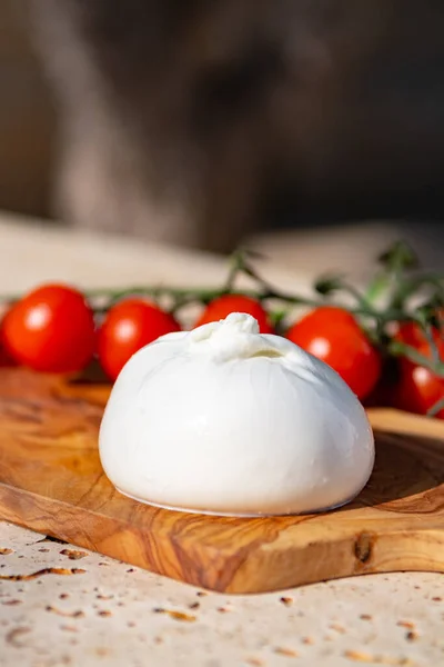 Świeże Miękkie Burrata Białe Ser Maślany Wykonane Mieszanki Mozzarelli Śmietany — Zdjęcie stockowe