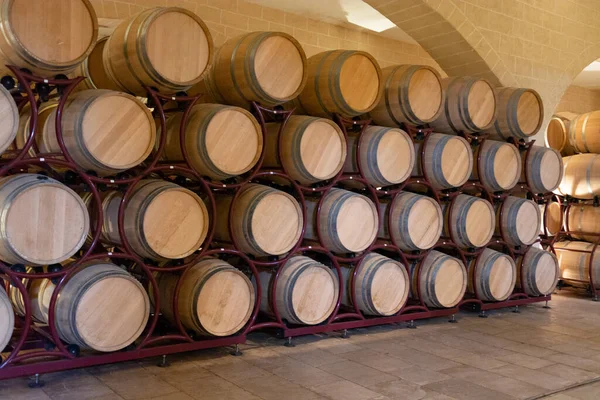 Σύγχρονο Εργοστάσιο Παραγωγής Βιολογικού Οίνου Στην Ιταλία Δεξαμενές Ανοξείδωτου Χάλυβα — Φωτογραφία Αρχείου