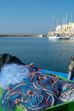 Gelibolu rıhtımında sabah çekilmiş manzara fotoğrafı, balıkçılıktan sonra renkli balıkçılar ağı, Apulia, İtalya
