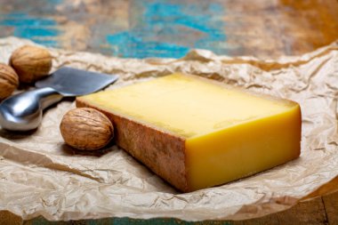 Fransa 'nın doğusundaki Franche Comte bölgesinde pastörize edilmemiş inek sütünden yapılan Fransız peyniri kontu veya Gruyere de Comte' den bir parça geleneksel üretim metodu..