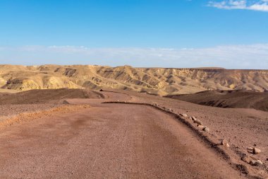 İsrail, Negev çölündeki toprak yol, çöldeki altyapı taşımacılığı, Eilat 'tan İsrail' in kuzeyine giden manzaralı dağlar.