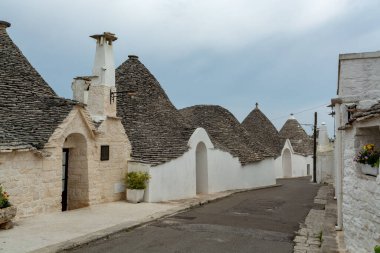 Eşsiz küçük Güney İtalya şehri Alberobello antika taşlarla koni evleri trullo, turizm merkezi, Bari yakınlarındaki Apulia bölgesi.