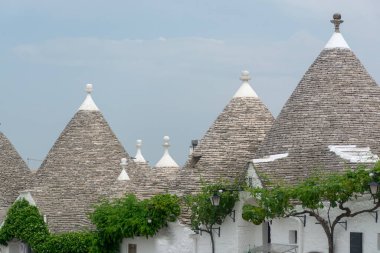 Eşsiz küçük Güney İtalya şehri Alberobello antika taşlarla koni evleri trullo, turizm merkezi, Bari yakınlarındaki Apulia bölgesi.