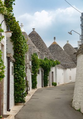 Eşsiz küçük Güney İtalya şehri Alberobello antika taşlarla koni evleri trullo, turizm merkezi, Bari yakınlarındaki Apulia bölgesi.