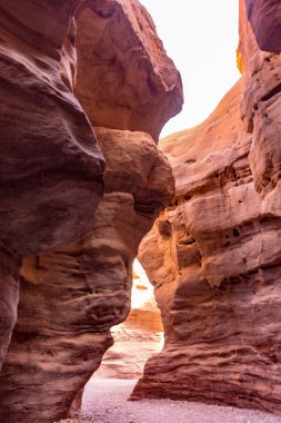 Çölde güzel bir jeolojik oluşum, renkli kumtaşı kanyon yürüyüş rotası, İsrail 'in Negev çölünde Kızıl Kanyon.