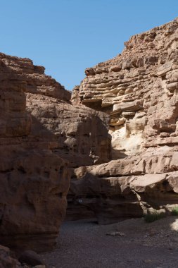 Çölde güzel bir jeolojik oluşum, renkli kumtaşı kanyon yürüyüş rotası, İsrail 'in Negev çölünde Kızıl Kanyon.