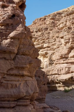 Çölde güzel bir jeolojik oluşum, renkli kumtaşı kanyon yürüyüş rotası, İsrail 'in Negev çölünde Kızıl Kanyon.