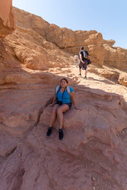 Çölde güzel bir jeolojik oluşum, renkli kumtaşı kanyon yürüyüş rotası, İsrail 'in Negev çölünde Kızıl Kanyon.