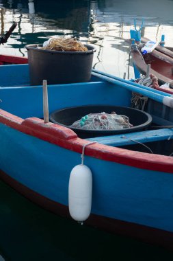 Sabahın erken saatlerinde Bari, Apulia, İtalya yakınlarındaki eski küçük şehir Giovinazzo 'da renkli ahşap tekneleri olan eski balıkçı limanı.