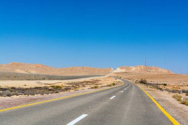 Çölde asfalt yol Negev, İsrail, yol 40, çölde altyapı taşıma, Eilat 'tan İsrail' in kuzeyine giden manzaralı dağlar.