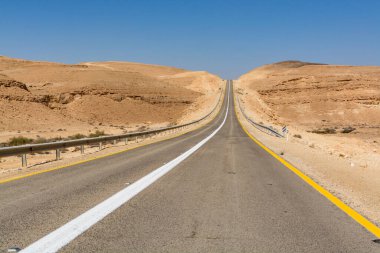 Çölde asfalt yol Negev, İsrail, yol 40, çölde altyapı taşıma, Eilat 'tan İsrail' in kuzeyine giden manzaralı dağlar.