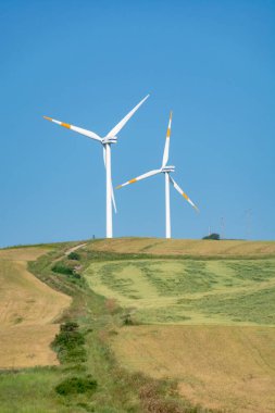 Büyük rüzgar türbinleri kuleleri olan modern rüzgar çiftliği yenilenebilir yeşil enerji kaynağı