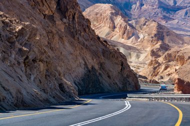 Çölde asfalt yol Negev, İsrail, yol 40, çölde altyapı taşıma, Eilat 'tan İsrail' in kuzeyine giden manzaralı dağlar.
