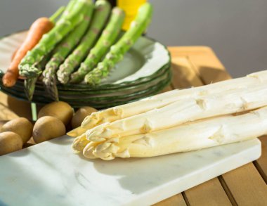 Çiğ pişmemiş yüksek kalite beyaz ve yeşil kuşkonmaz, akşam yemeği için hazır, mevsimlik