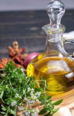 Aromatik taze mutfak otları, sarımsak, soğan ve zeytinyağı. Medditeryan mutfağındaki birçok yemek için ana malzemeler.