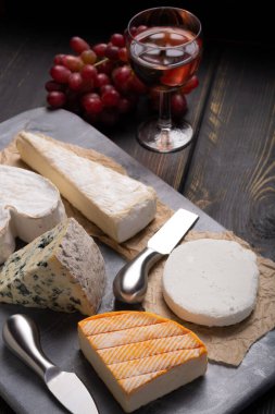 Fransız peyniri tabağı, küflü peynir, peynir, peynir, keçi peyniri.