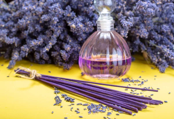 Natürliche Gesunde Aromatherapie Und Hausduft Lila Lavendel Räucherstäbchen Und Diffusor — Stockfoto