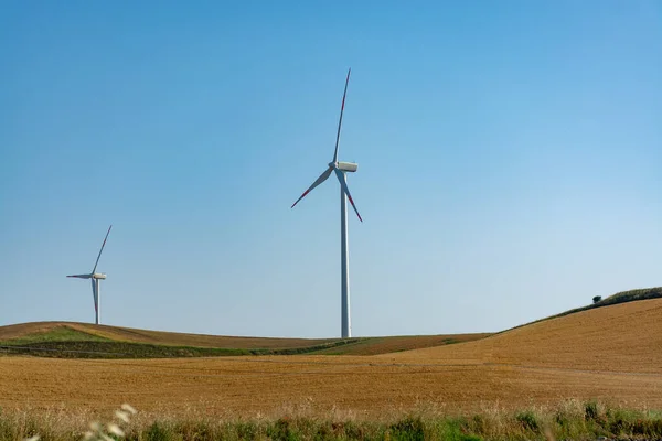 Parque Eólico Moderno Con Grandes Torres Aerogeneradores Fuente Energía Verde —  Fotos de Stock