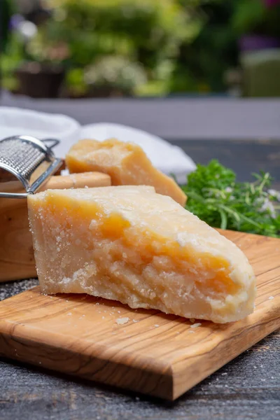 Geleneksel Talyan Yemekleri Aylık Mağaralarda Talyan Parmesan Peyniri Parmigiano Reggiano — Stok fotoğraf