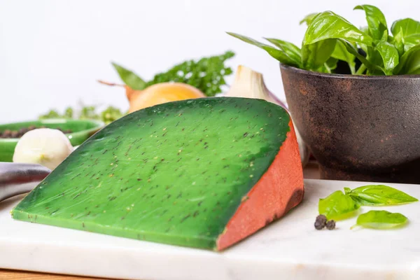 Bucată Pesto Verde Brânză Olandeză Tare Făcută Plante Proaspete Busuioc — Fotografie, imagine de stoc