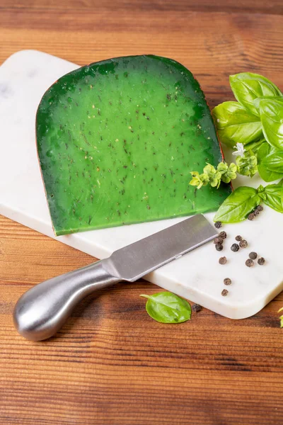 Bucată Pesto Verde Brânză Olandeză Tare Făcută Plante Proaspete Busuioc — Fotografie, imagine de stoc