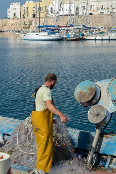 Morning landscape photo made in Gallipoli pier, fishermen with fishermen net after fishing, Apulia, Italy — Stock Image Morning Landscape Photo Made Gallipoli Pier Fishermen Fishermen Net Fishing Stock Photo